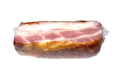 Bir parça domuz eti beyaz bir arka plan üzerinde vakum paketi.