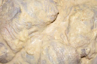 Tavuk Marine içinde. Turşu tavuk uyluk.