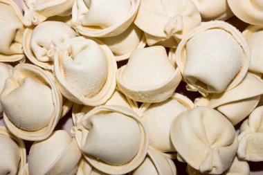 Rus el yapımı mantı. Arka planını dondurulmuş köfte.