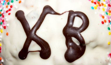 Paskalya kekarka dekorasyon. Krema ile Paskalya pastası.