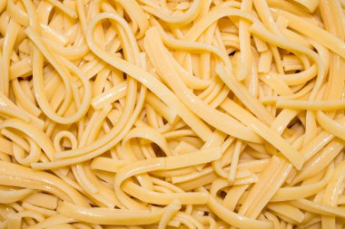 Erişteler pişti. Pişmiş erişte arka plan.