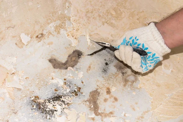 Eski hamamın restorasyonu. Emaye için banyo hazırlanması.