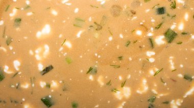 Okroshka kvass üzerinde. Sosis ve otlar ile Kvas üzerinde okroshka arka plan.