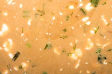 Okroshka kvass üzerinde. Sosis ve otlar ile Kvas üzerinde okroshka arka plan.