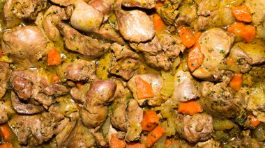 Soğan ve havuç ile karaciğer kızarmış tavuk.