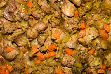 Soğan ve havuç ile karaciğer kızarmış tavuk.