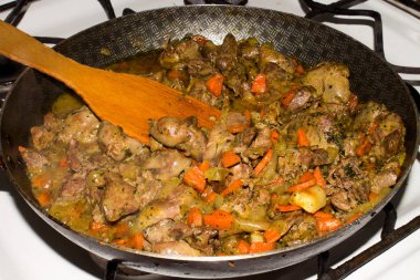 Soğan ve havuç ile karaciğer kızarmış tavuk.