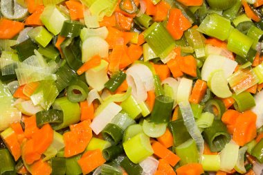 Kızartmak için doğranmış soğan ve havuç. Ince doğranmış havuç ile Yeşil soğan.