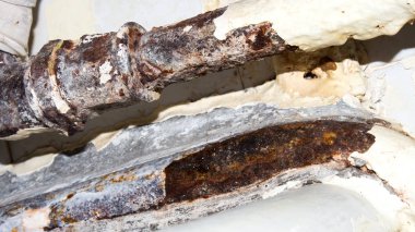 Eski ve paslı çatlamış tesisat. Eski sıhhi tesisat arka plan.