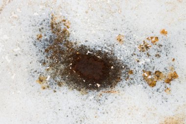 Eski dökme demir banyosu. Çatlak dökme demir banyo.