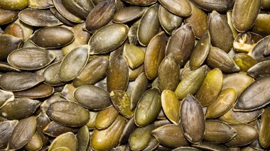 Soyulmuş kabak çekirdeği. Kabak çekirdeği arka planı.