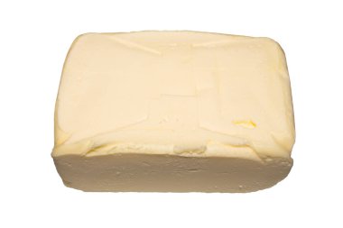 Beyaz bir arka plan üzerinde izole tereyağı bir parça.