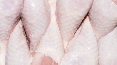 Taze tavuk bacağı arka plan. Çiğ tavuk baget.