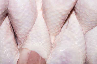 Taze tavuk bacağı arka plan. Çiğ tavuk baget.