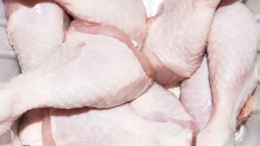 Taze tavuk bacağı arka plan. Çiğ tavuk baget.