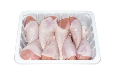 Baget beyaz arka plan üzerinde izole. Beyaz arka planda çiğ tavuk bagetleri.