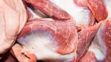 Hindilerin mideleri. Türkiye'nin midesinin arka planı. Hindinin taze mideleri.