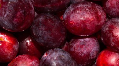 Sulu kırmızı erikler. Olgun kırmızı erik arka plan.