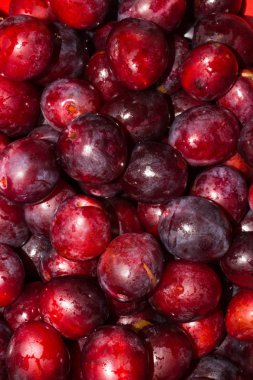 Sulu kırmızı erikler. Olgun kırmızı erik arka plan.