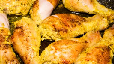 Kızarmış tavuk. Kızarmış tavuk bacakları. Kızarmış tavuk baget arka plan.