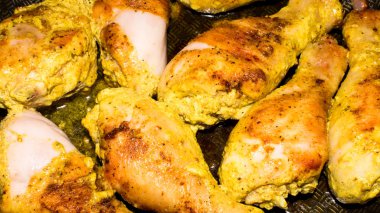 Kızarmış tavuk. Kızarmış tavuk bacakları. Kızarmış tavuk baget arka plan.