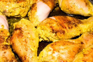 Kızarmış tavuk. Kızarmış tavuk bacakları. Kızarmış tavuk baget arka plan.