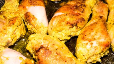 Kızarmış tavuk. Kızarmış tavuk bacakları. Kızarmış tavuk baget arka plan.