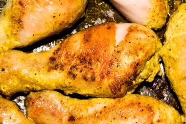 Kızarmış tavuk. Kızarmış tavuk bacakları. Kızarmış tavuk baget arka plan.