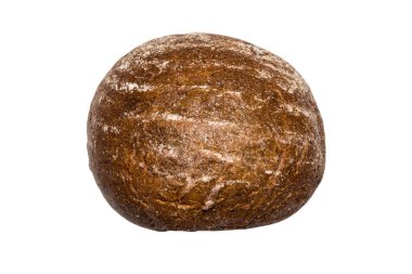 Beyaz arkaplanda izole edilmiş bir parça siyah ekmek.