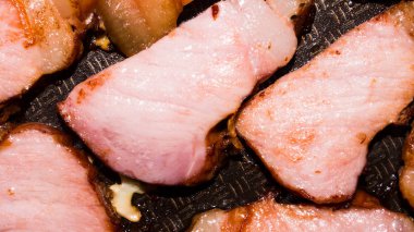 Kızarmış karbonat. Kızarmış karbonatın arka planı. Karbonat..