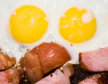 Kızarmış sosisli yumurta. Kızarmış karbonat. Kızarmış karbonatın arka planı..