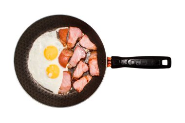 Tavada domuz pastırmalı sahanda yumurta, beyaz arka planda izole..