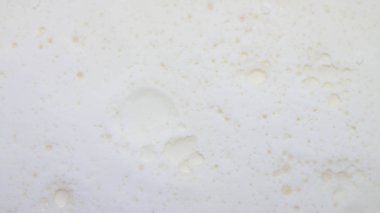 Beyaz arka planda bir pakette Feta peyniri. Feta peynirinin arka planı..