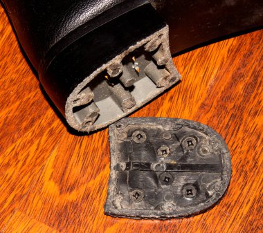 Ayakkabının topuğu kırılmış. Ayakkabının dolgusu var. Hoe onarım..