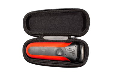 Beyaz arka planda elektrikli tıraş makinesi. Modern elektrikli tıraş makinesi..