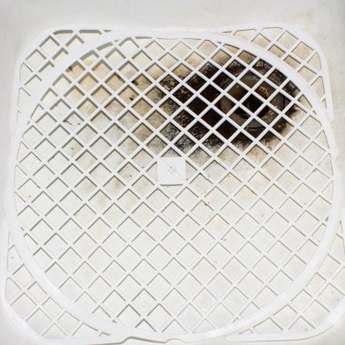 Eski bir dökme demir lavabo. Paslı bir dökme demir lavaboyu temizliyorum..