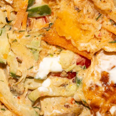 Tavuk ve baharatlı Shawarma. Shawarma 'nın sebzeli arka planı..