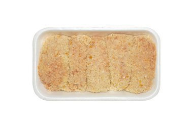 Ekmek kırıntılarında çiğ tavuk pirzolası. Arka planda tavuk pirzolası..