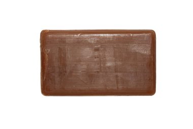 Beyaz arka planda izole edilmiş katran sabunu. Katran sabunu terapisi..