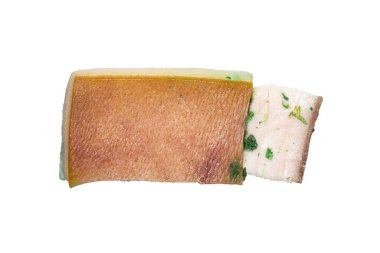 Beyaz arka planda sarımsak ve bitkilerle bir parça pastırma. Beyaz arka planda sarımsaklı ev yapımı Ukrayna domuzu..