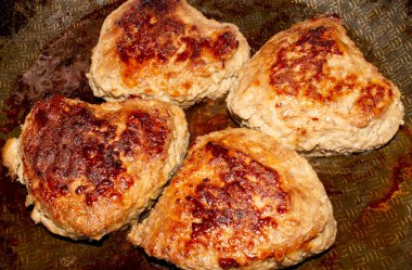 Altın kabuklu kızarmış et pirzolası. Kızarmış et pirzolasının arka planı..