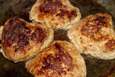 Altın kabuklu kızarmış et pirzolası. Kızarmış et pirzolasının arka planı..