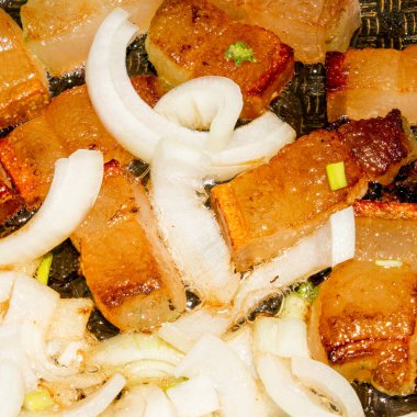 Sebze yağında kızarmış domuz yağı. Soğanlı pastırma..