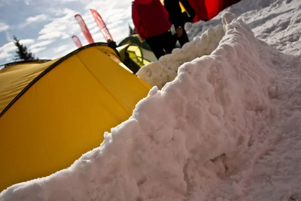 Kış dağlar sarı çadırda