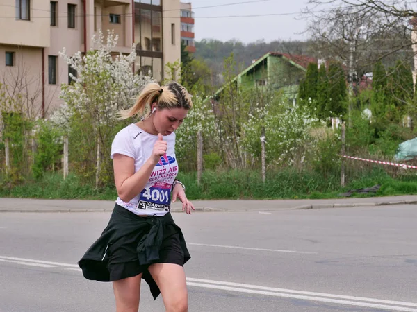 Cluj Napoca Rumänien April 2018 Junge Blonde Marathonläuferin Tritt Beim — Stockfoto