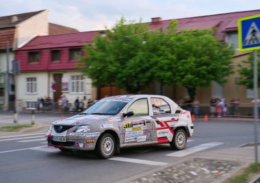 Kaloşvar, Romanya-5 Mayıs 2018: Yarış araba yarışları Transilvanya ralli akşamları geç, sokakta.