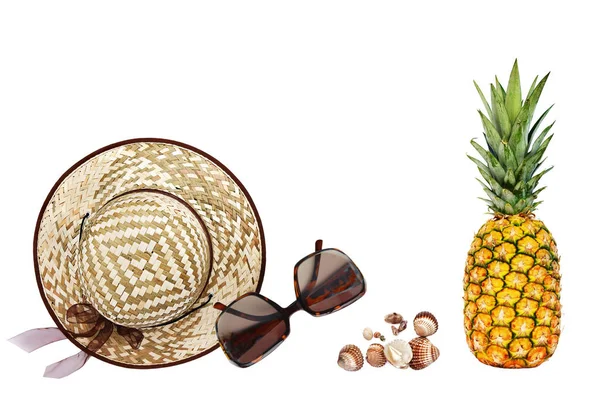 Sommerferienkonzept Urlaub Strohhut Sonnenbrille Und Tropische Früchte Auf Weißem Hintergrund — Stockfoto