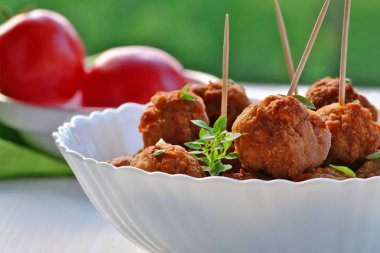 Köfte beyaz kase üzerinde açık bir tabloyu, arka planda, closeup domates