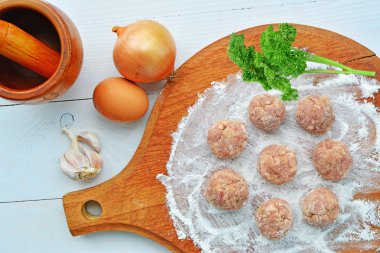 Kızarmış hazır malzemelerle çiğ köfte.