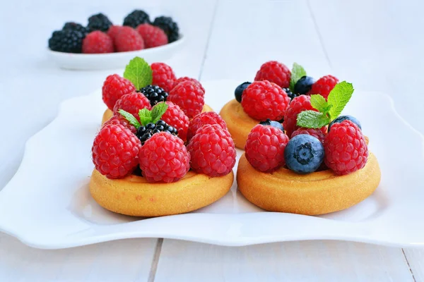 Weichzuckerkekse Mit Frischen Waldfrüchten Himbeeren Brombeeren Blaubeeren Auf Weißem Teller — Stockfoto